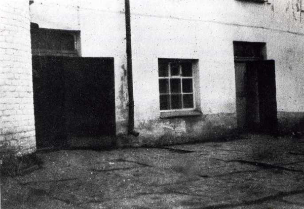 55. Передний двор дома Ипатьева. 1919.jpg